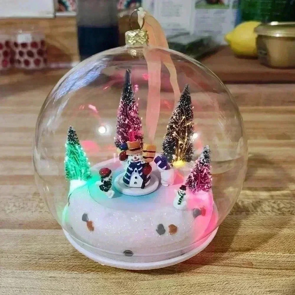 Mr. Christmas Gold Label Glass Scene Ornament 2009 Plays 25 Songs Animated - Picture 1 of 7